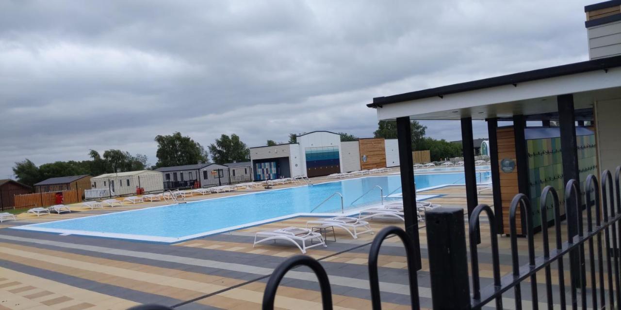 P&D'S Pearl Caravan At Tattershall Lakes Country Park Hotel Exterior photo