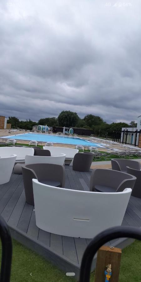 P&D'S Pearl Caravan At Tattershall Lakes Country Park Hotel Exterior photo