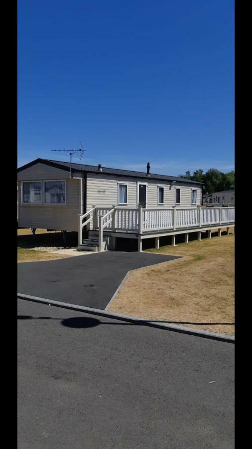 P&D'S Pearl Caravan At Tattershall Lakes Country Park Hotel Exterior photo