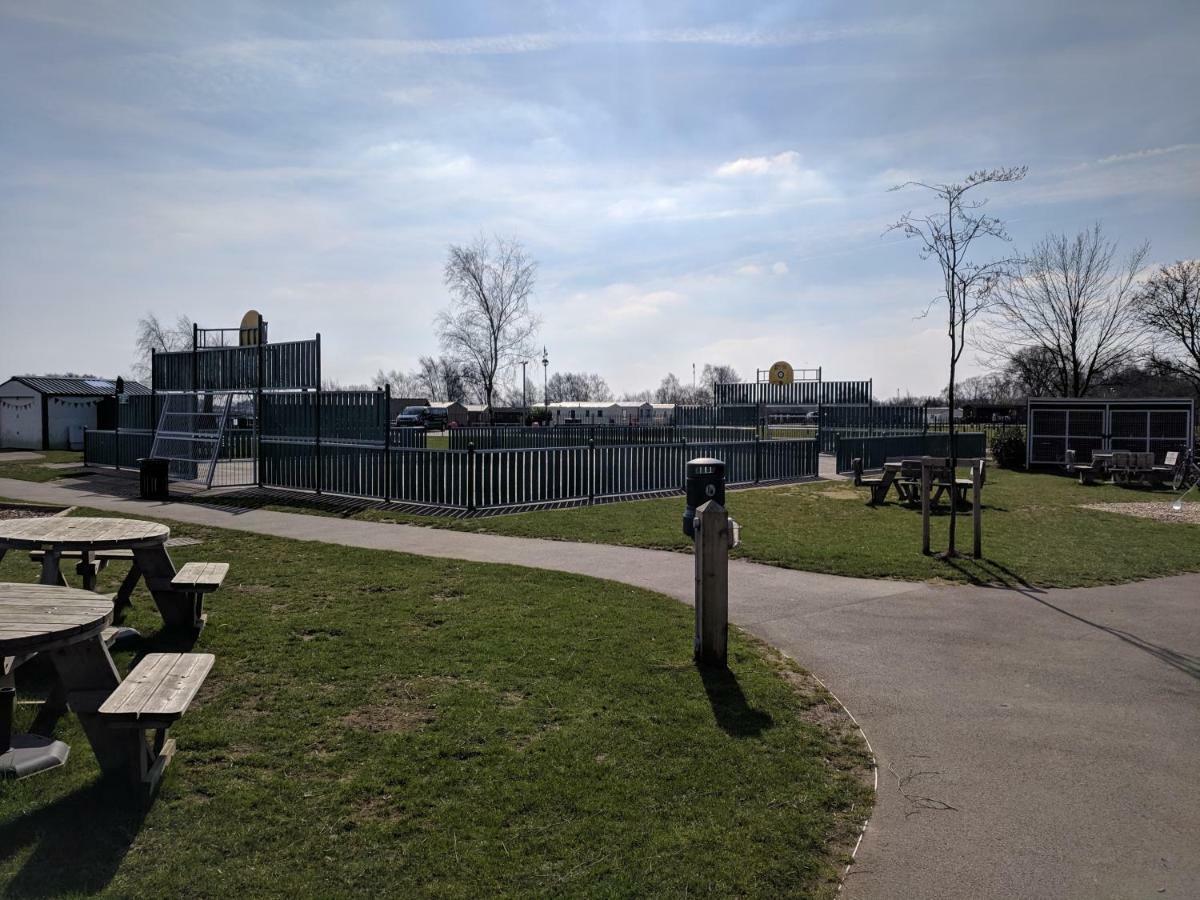 P&D'S Pearl Caravan At Tattershall Lakes Country Park Hotel Exterior photo