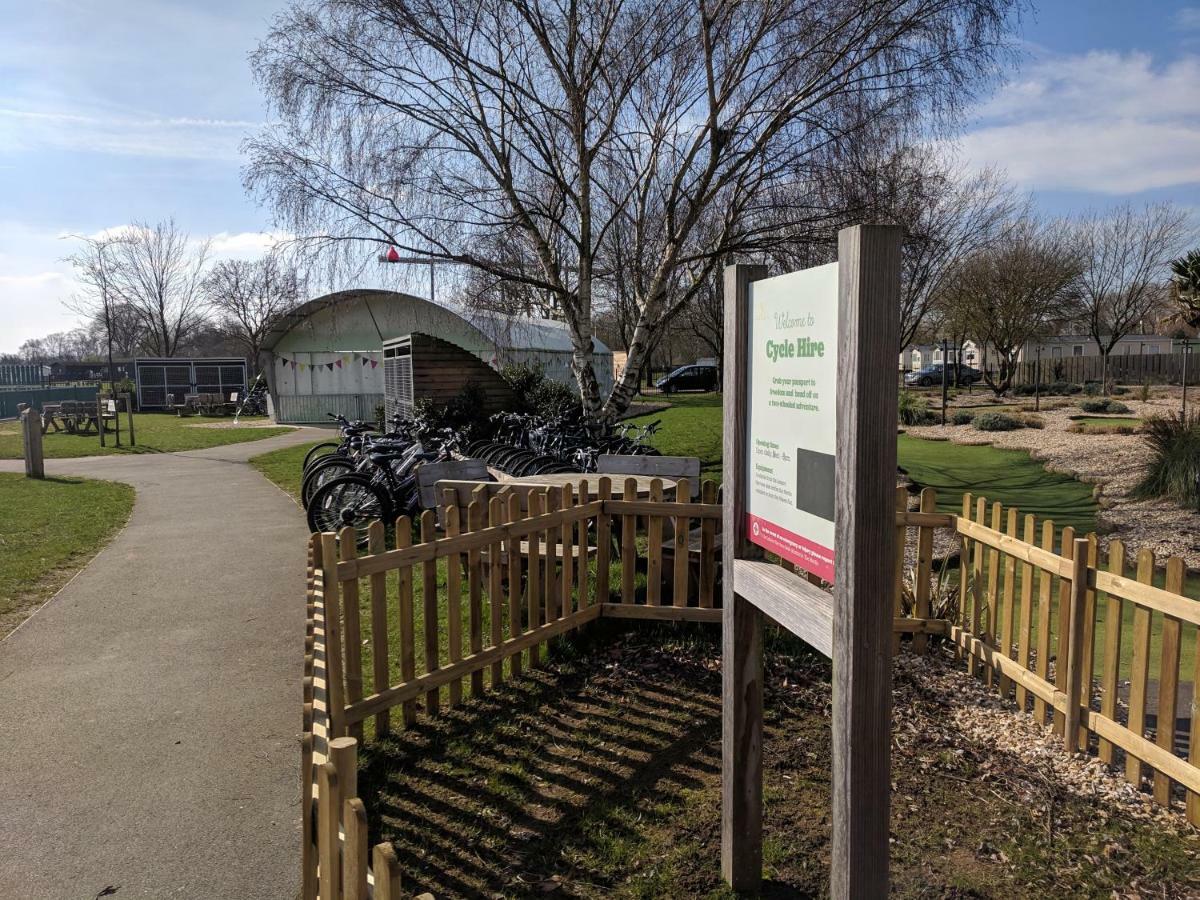 P&D'S Pearl Caravan At Tattershall Lakes Country Park Hotel Exterior photo
