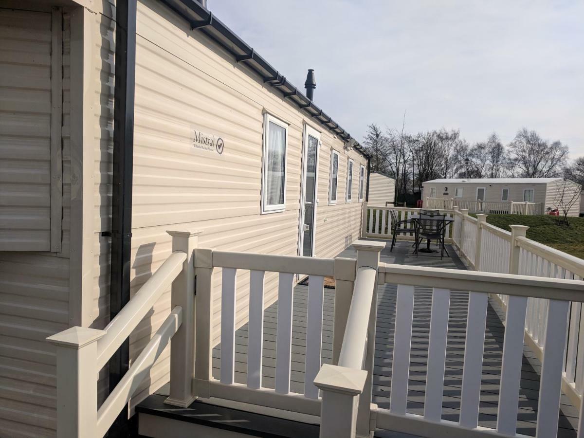 P&D'S Pearl Caravan At Tattershall Lakes Country Park Hotel Exterior photo